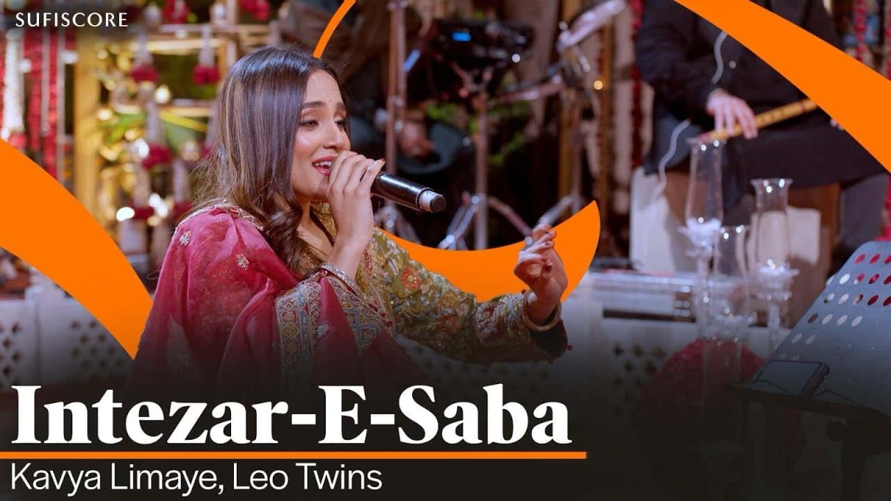 Kavya Limaye smiling as she sings ‘Intezar-E-Saba’ at a Sufiscore mehfil